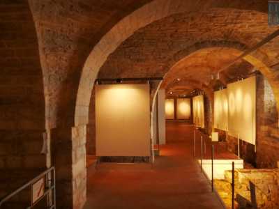 Sul lato destro dello slargo si affaccia la "Sala dei Templari", cos� chiamata per aver ospitato nel XIII secolo il leggendario ordine religioso: di fatto nel Medioevo era probabilmente un luogo di ricovero per i pellegrini in partenza per la Terrasanta